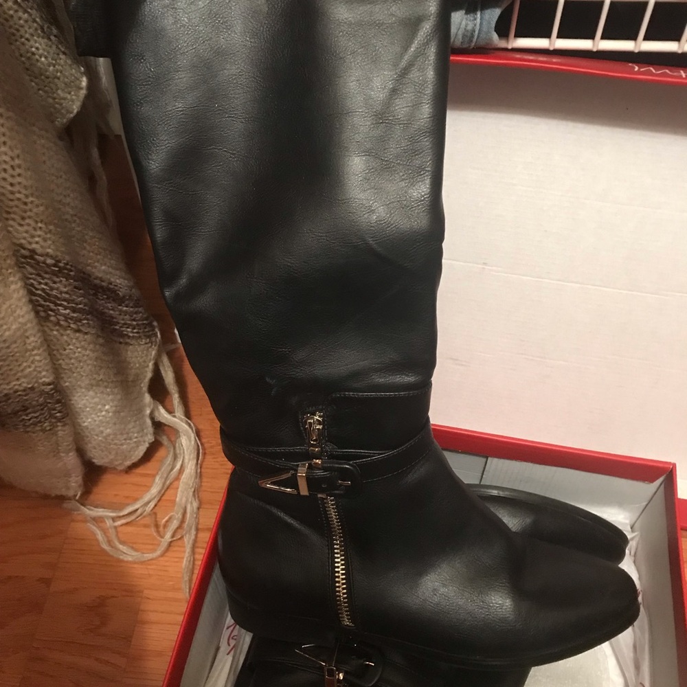 Super cute black boots faux leather